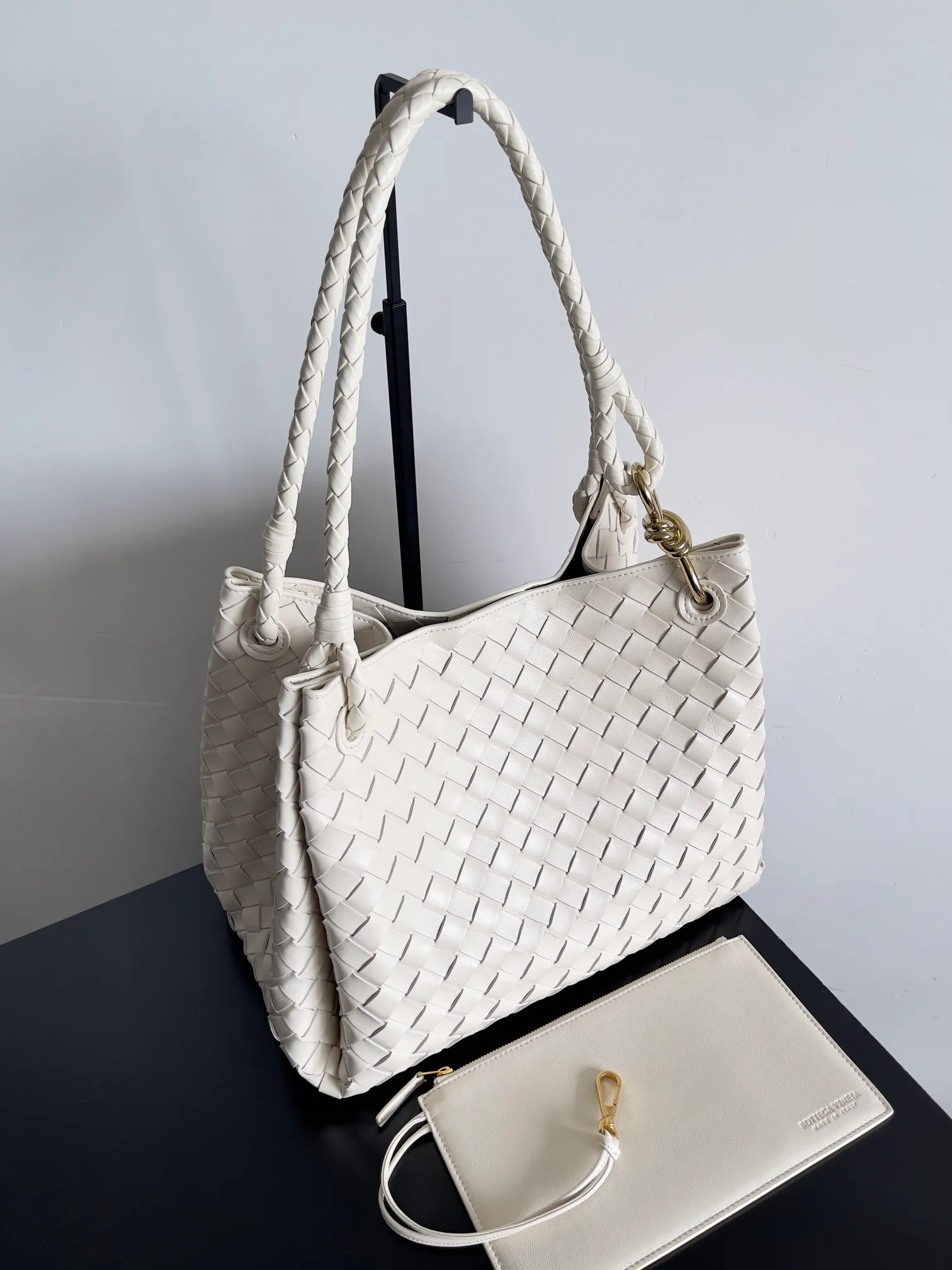 Batch 2660 24 early autumn new model Andiamo Parachute is made of a whole piece of woven leather. It is processed by folding stitching at the four corners. # Craftsmanship and creativity. The large size is atmospheric and practical. One of the must-selects for BV. It has a large space, can hold a computer, the shoulder strap is thick, and the upper shoulder is very comfortable. The large parachute can be carried on the body and can be carried on the body. The upper body is versatile and cute☺️ Style number: 796571 Size: 30*26*20cm